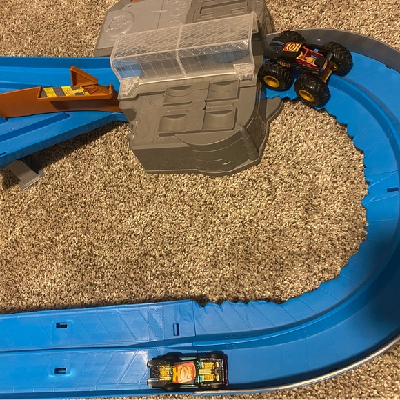 Hot Wheels Monster Trucks Scorpion String Raceway Track Set - Picture 4 of 8